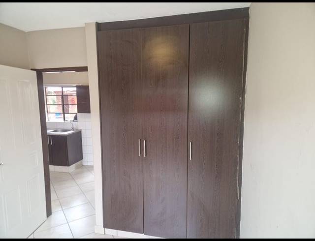 1 BEDROOM APARTMENT FOR SALE IN KEMPTON PARK